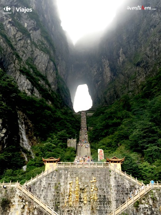 1 Aventuhero - A los pies de Tianmen.jpg